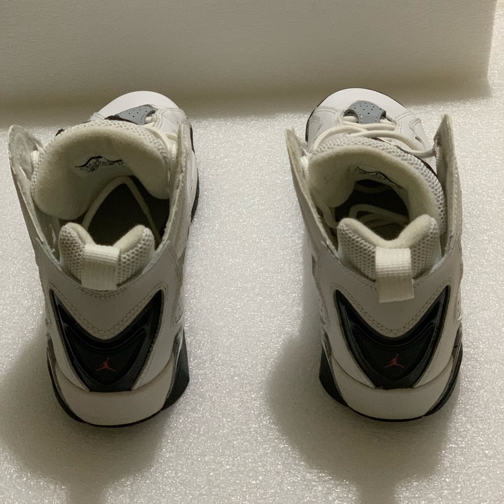 Jordan True Flight BG Size 7 Women 5.5 Youth color white, gray and red 💕 - Picture 2 of 5